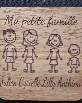 Planche apéro en Acasia famille avec personnages et prénoms gravés. Cadeau idéal. Fabrication artisanale française.
