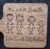 Planche apéro en Acasia famille avec personnages et prénoms gravés. Cadeau idéal. Fabrication artisanale française.
