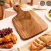 Planche apéro en Acasia famille avec personnages et prénoms gravés. Cadeau idéal. Fabrication artisanale française.