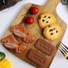 Planche apéro en Acasia famille avec personnages et prénoms gravés. Cadeau idéal. Fabrication artisanale française.